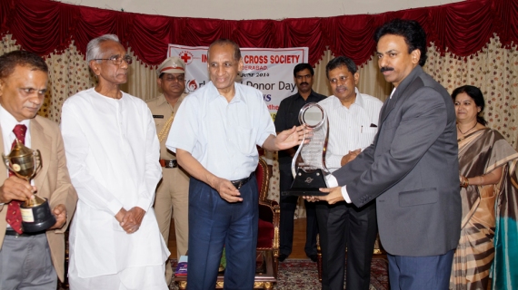 Rajasekhar Buggaveeti receiving the Award from Governor Shri. Narasimhan